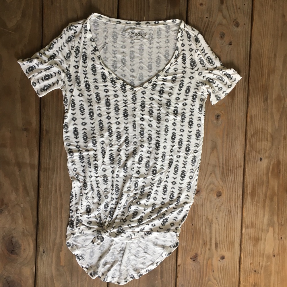 🌼 3/$15 🌼 Mudd Tribal Print Black & White V neck